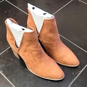 Qupid Tan faux suede Booties